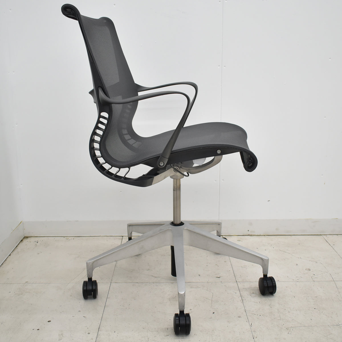 【中古】ハーマン・ミラー　セトゥチェア　マルチパーパスチェア　固定肘　2025112205【中古オフィス家具】