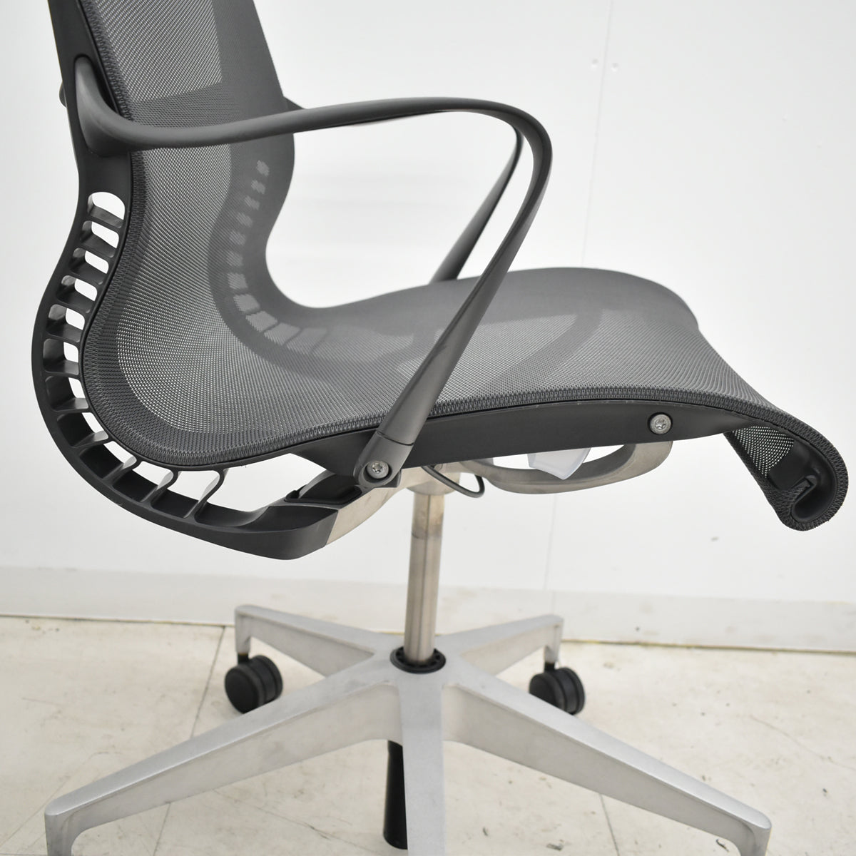 【中古】ハーマン・ミラー　セトゥチェア　マルチパーパスチェア　固定肘　2025112205【中古オフィス家具】