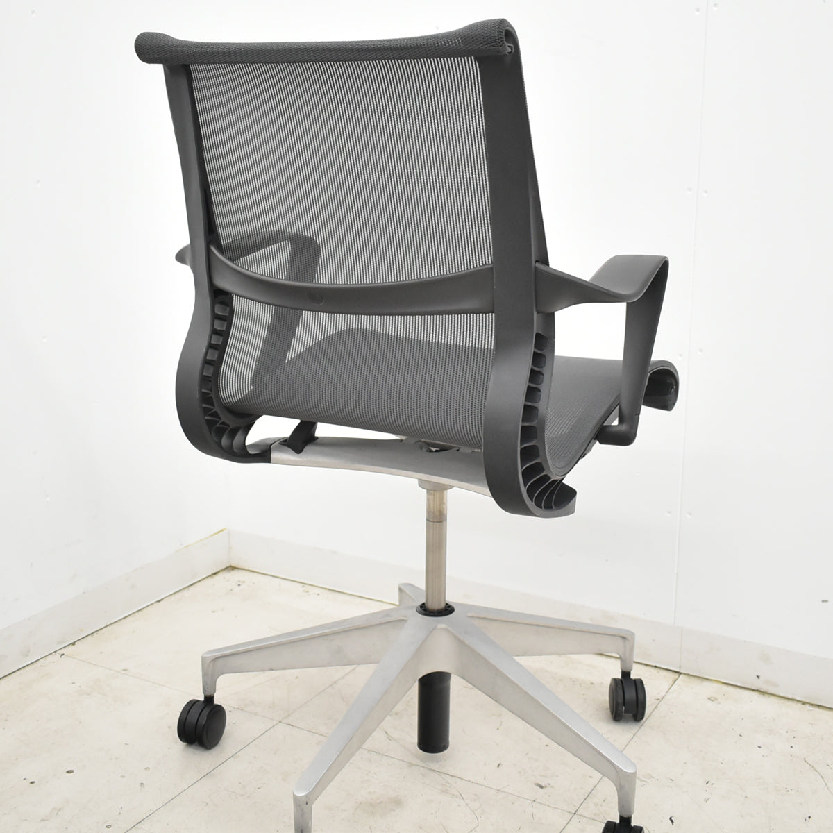 【中古】ハーマン・ミラー　セトゥチェア　マルチパーパスチェア　固定肘　2025112205【中古オフィス家具】