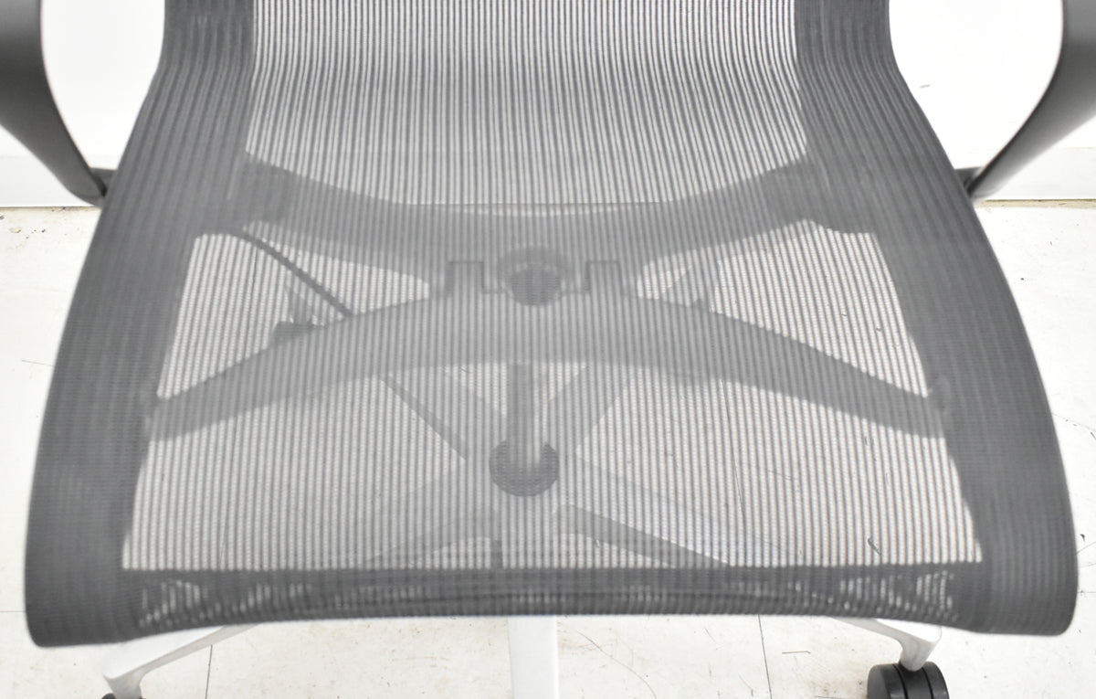 【中古】ハーマン・ミラー　セトゥチェア　マルチパーパスチェア　固定肘　2025112206【中古オフィス家具】