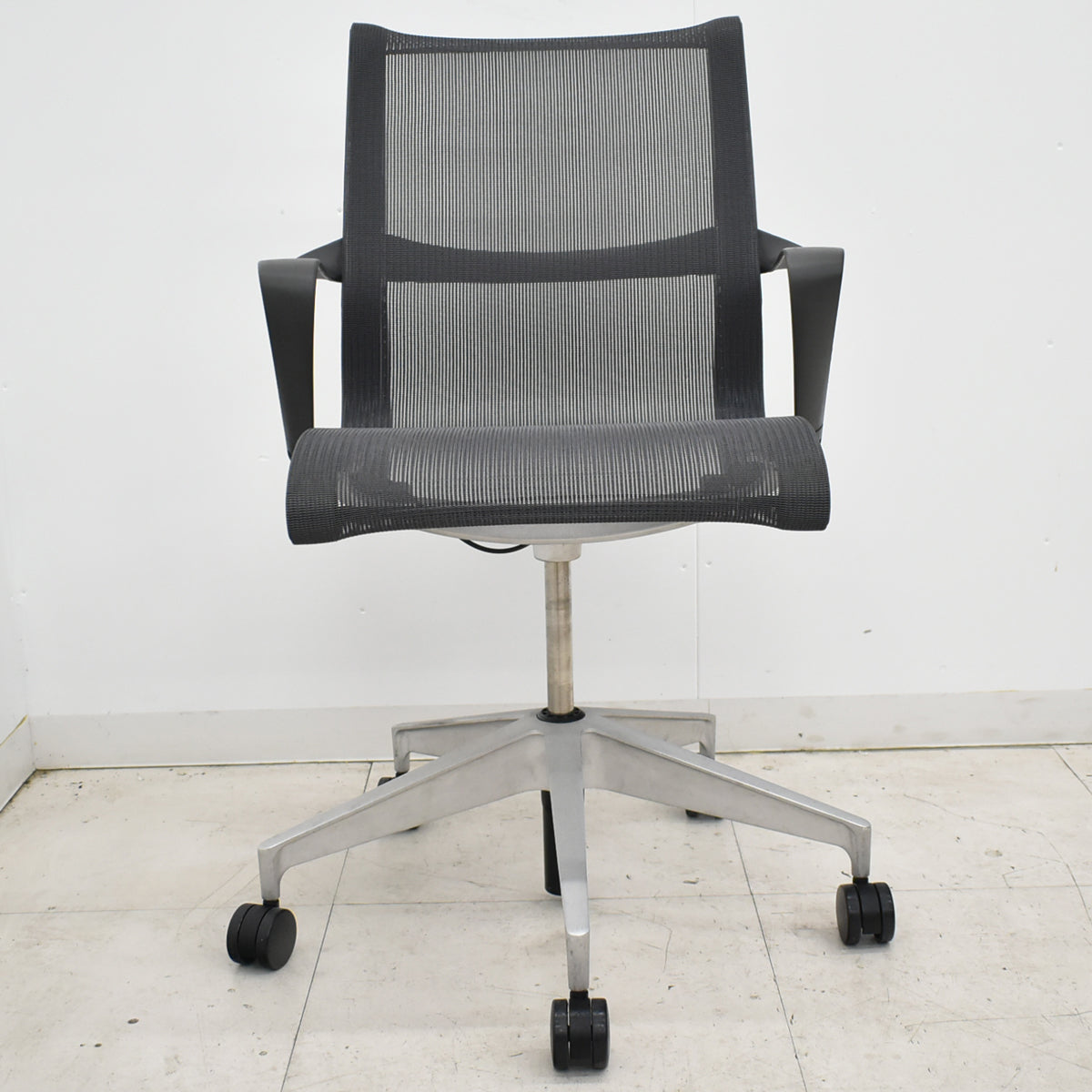 【中古】ハーマン・ミラー　セトゥチェア　マルチパーパスチェア　固定肘　2025112206【中古オフィス家具】