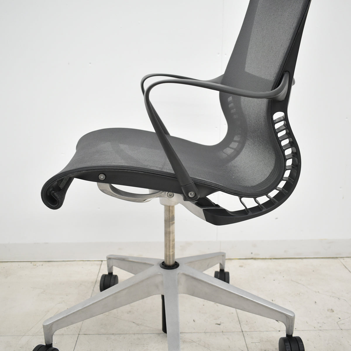 【中古】ハーマン・ミラー　セトゥチェア　マルチパーパスチェア　固定肘　2025112206【中古オフィス家具】