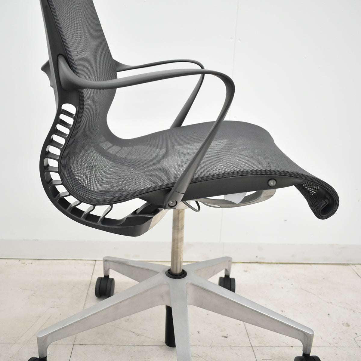 【中古】ハーマン・ミラー　セトゥチェア　マルチパーパスチェア　固定肘　2025112206【中古オフィス家具】
