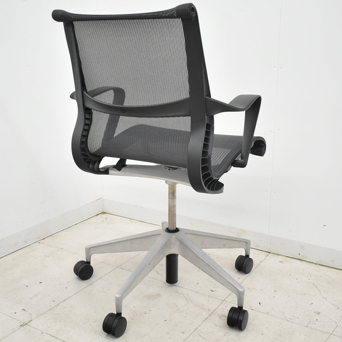 【中古】ハーマン・ミラー　セトゥチェア　マルチパーパスチェア　固定肘　2025112206【中古オフィス家具】