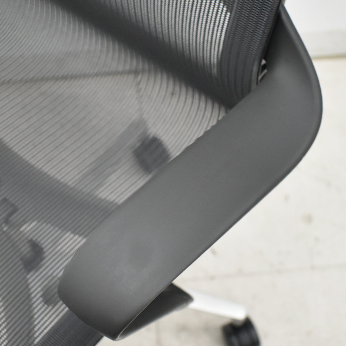 【中古】ハーマン・ミラー　セトゥチェア　マルチパーパスチェア　固定肘　2025112208【中古オフィス家具】