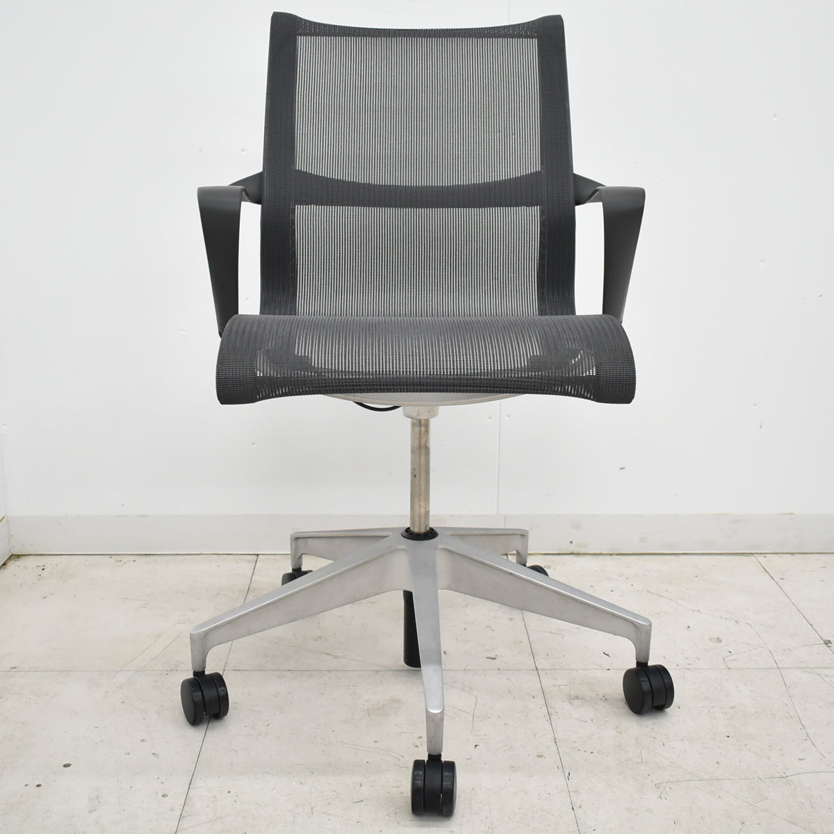 【中古】ハーマン・ミラー　セトゥチェア　マルチパーパスチェア　固定肘　2025112207【中古オフィス家具】