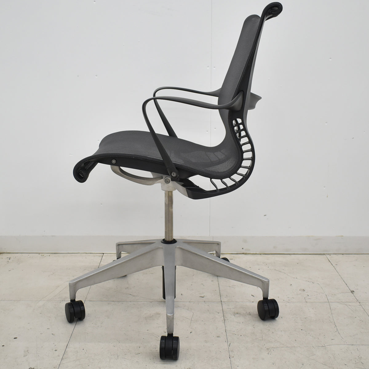 【中古】ハーマン・ミラー　セトゥチェア　マルチパーパスチェア　固定肘　2025112207【中古オフィス家具】