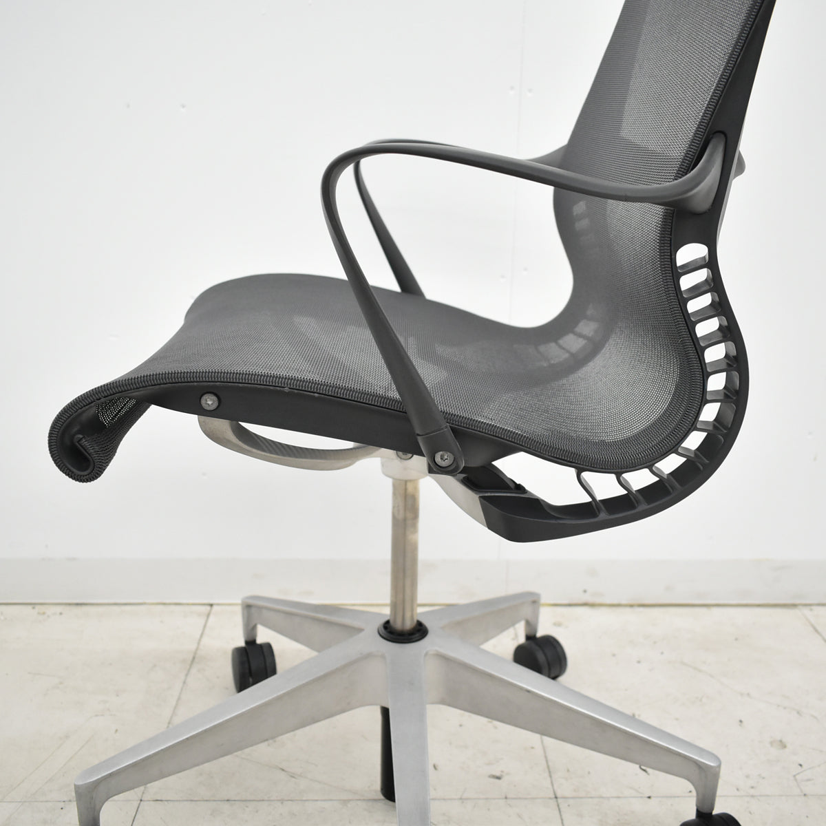 【中古】ハーマン・ミラー　セトゥチェア　マルチパーパスチェア　固定肘　2025112208【中古オフィス家具】