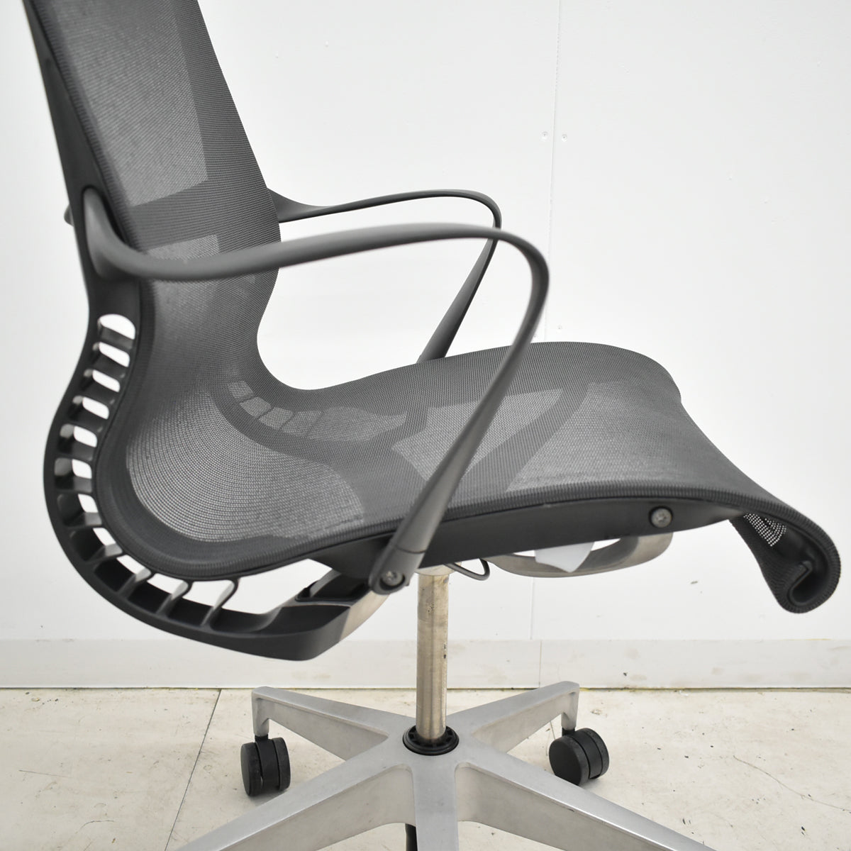 【中古】ハーマン・ミラー　セトゥチェア　マルチパーパスチェア　固定肘　2025112208【中古オフィス家具】