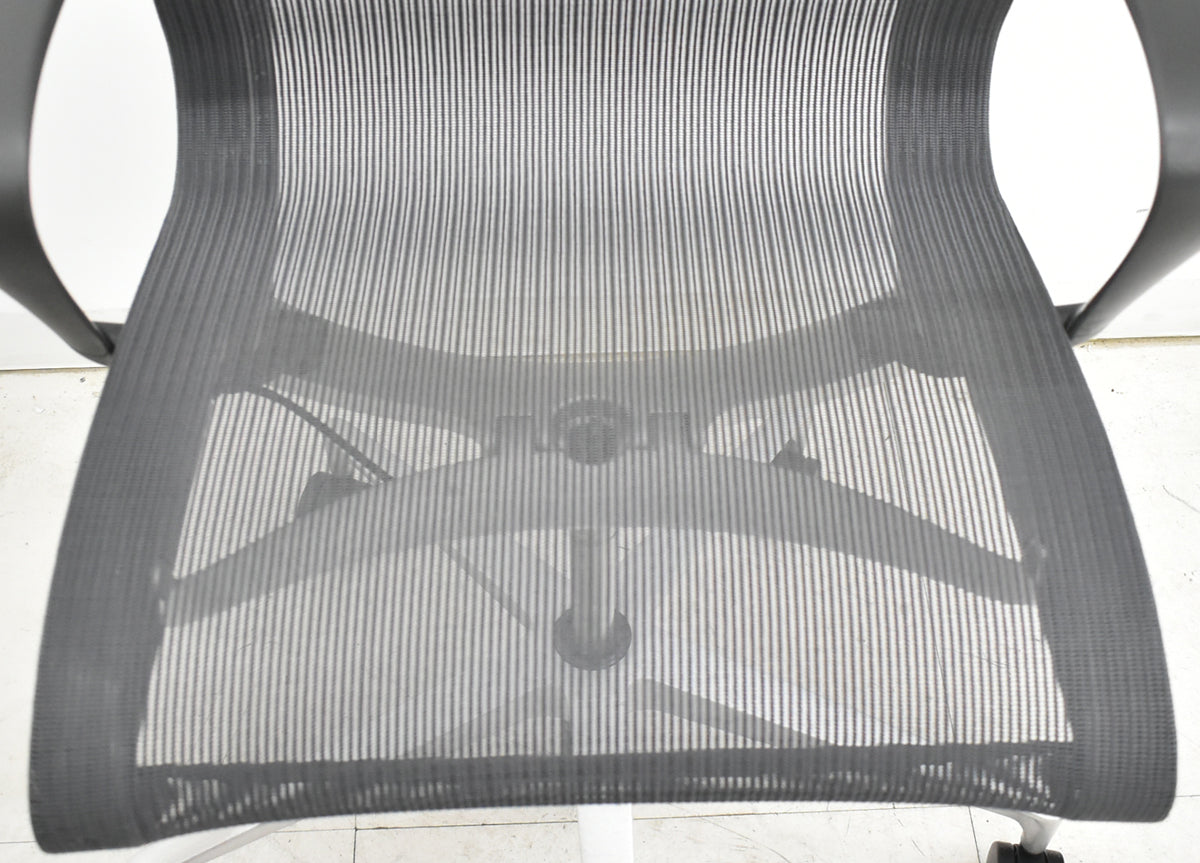 【中古】ハーマン・ミラー　セトゥチェア　マルチパーパスチェア　固定肘　2025112501【中古オフィス家具】