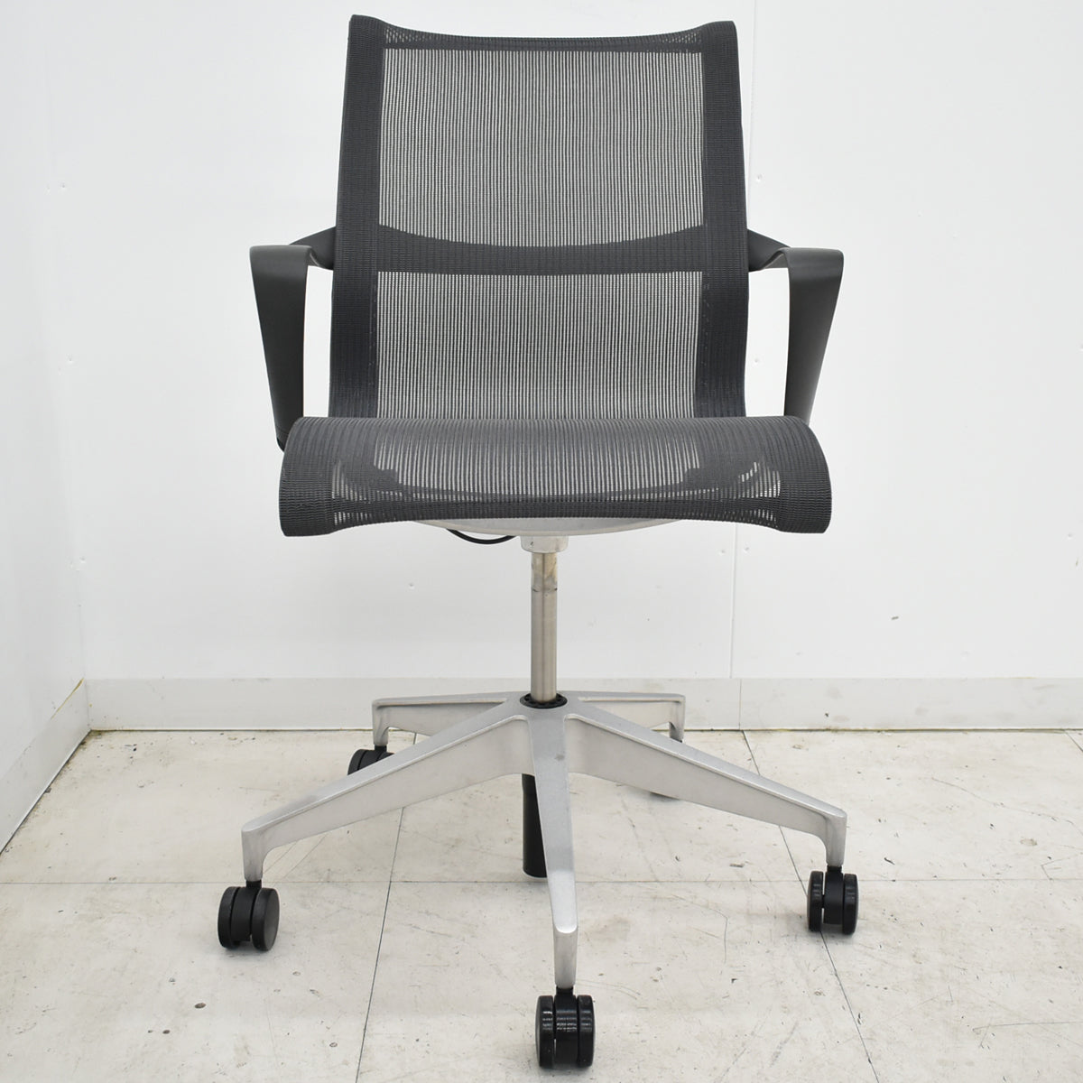 【中古】ハーマン・ミラー　セトゥチェア　マルチパーパスチェア　固定肘　2025112501【中古オフィス家具】