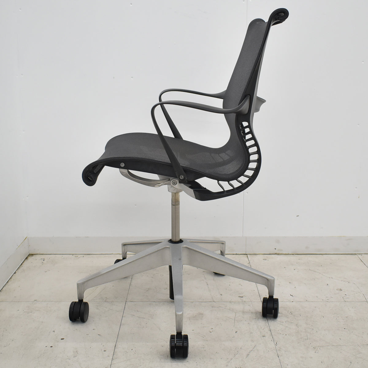 【中古】ハーマン・ミラー　セトゥチェア　マルチパーパスチェア　固定肘　2025112501【中古オフィス家具】