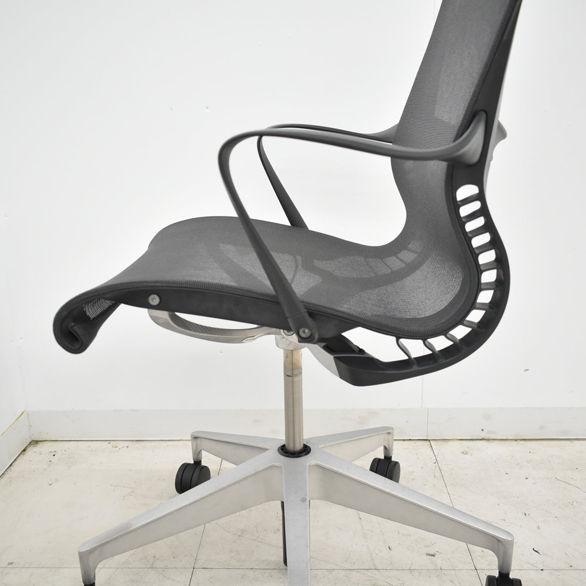 【中古】ハーマン・ミラー　セトゥチェア　マルチパーパスチェア　固定肘　2025112501【中古オフィス家具】