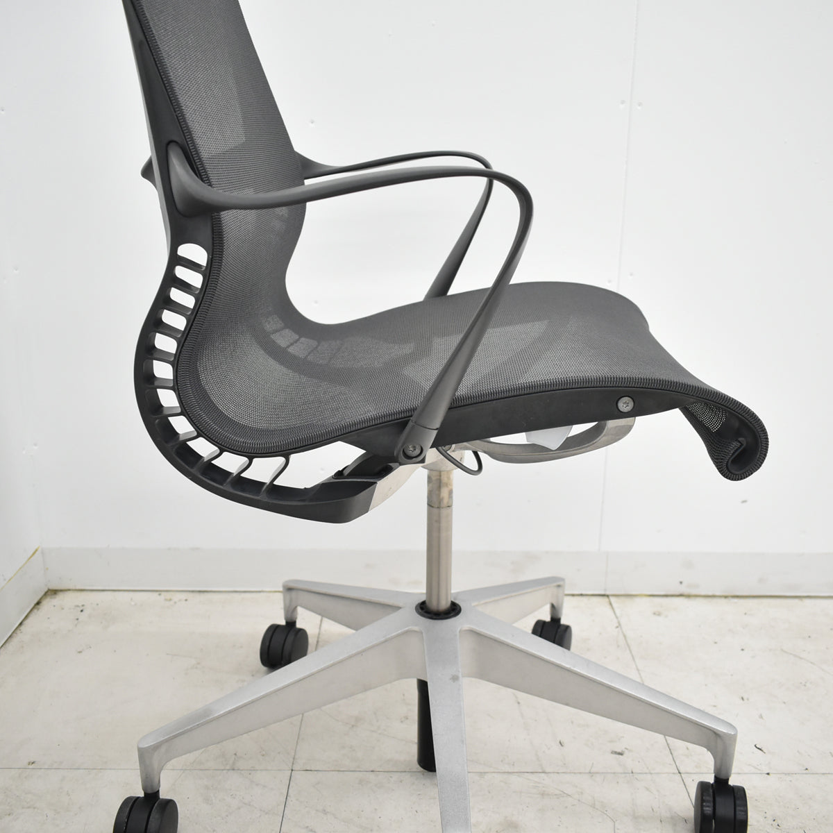 【中古】ハーマン・ミラー　セトゥチェア　マルチパーパスチェア　固定肘　2025112501【中古オフィス家具】