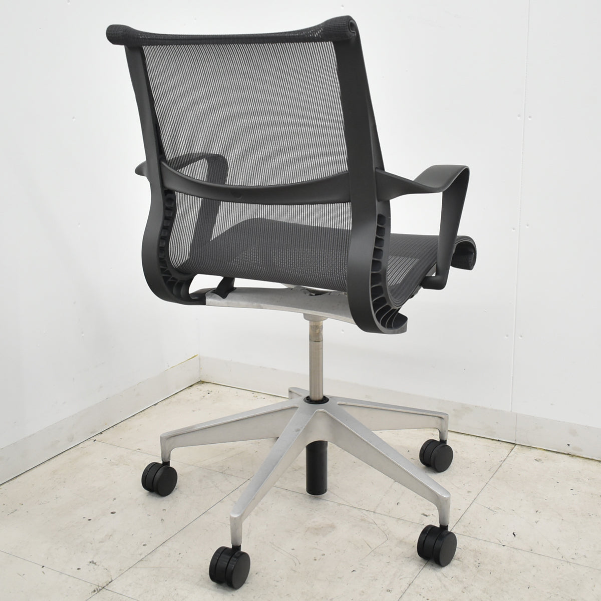 【中古】ハーマン・ミラー　セトゥチェア　マルチパーパスチェア　固定肘　2025112501【中古オフィス家具】