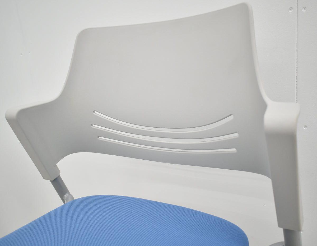 【中古】オカムラ　ビラージュ　ネスティングチェア　ミーティングチェア　キャスター付　2025112502【中古オフィス家具】