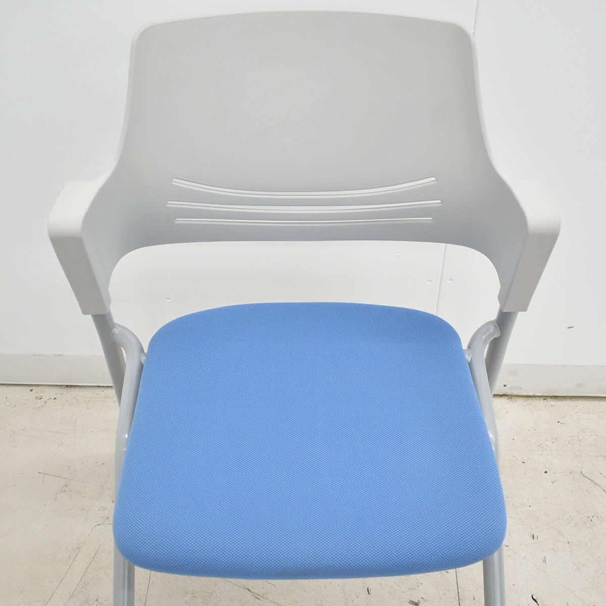 【中古】オカムラ　ビラージュ　ネスティングチェア　ミーティングチェア　キャスター付　2025112502【中古オフィス家具】