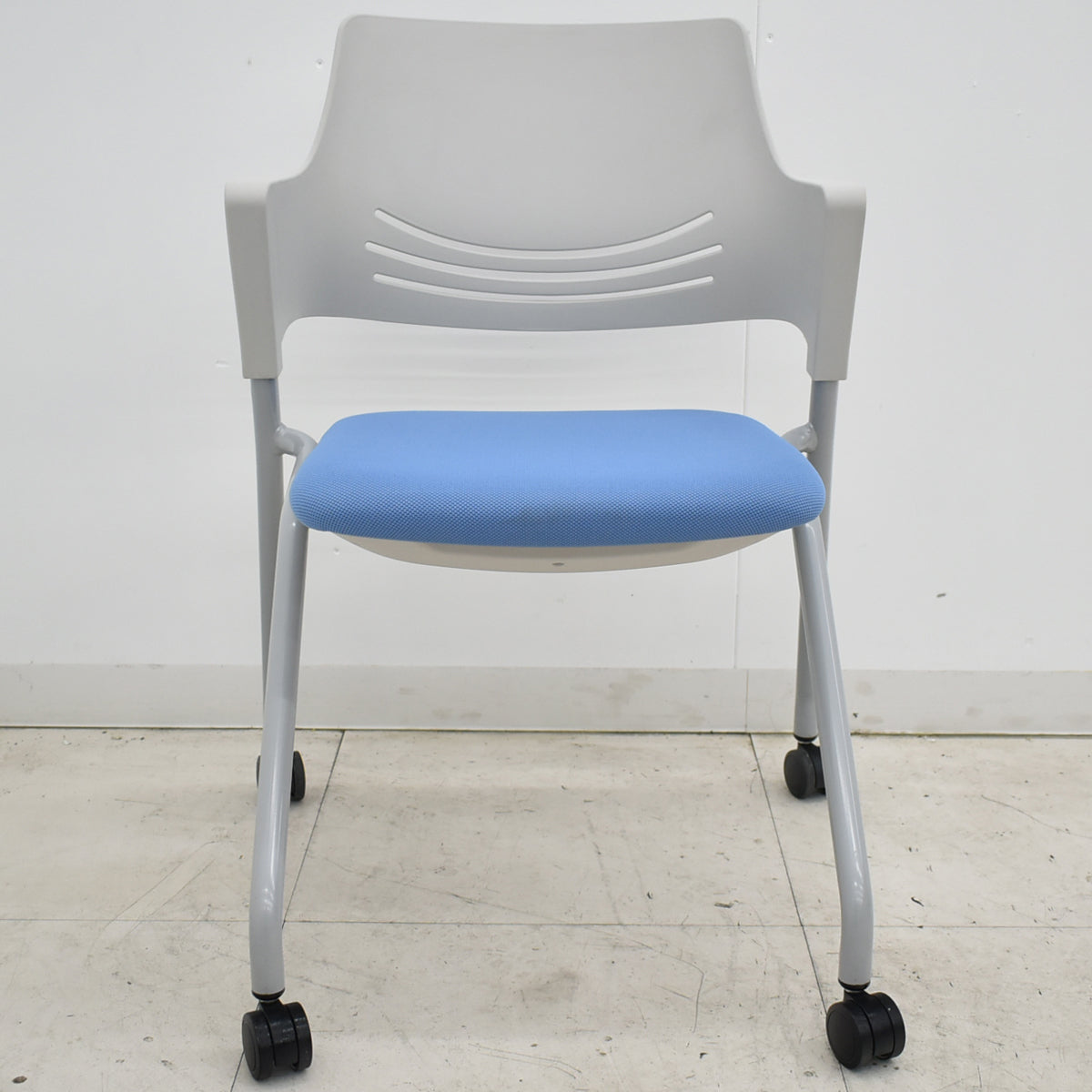 【中古】オカムラ　ビラージュ　ネスティングチェア　ミーティングチェア　キャスター付　2025112502【中古オフィス家具】