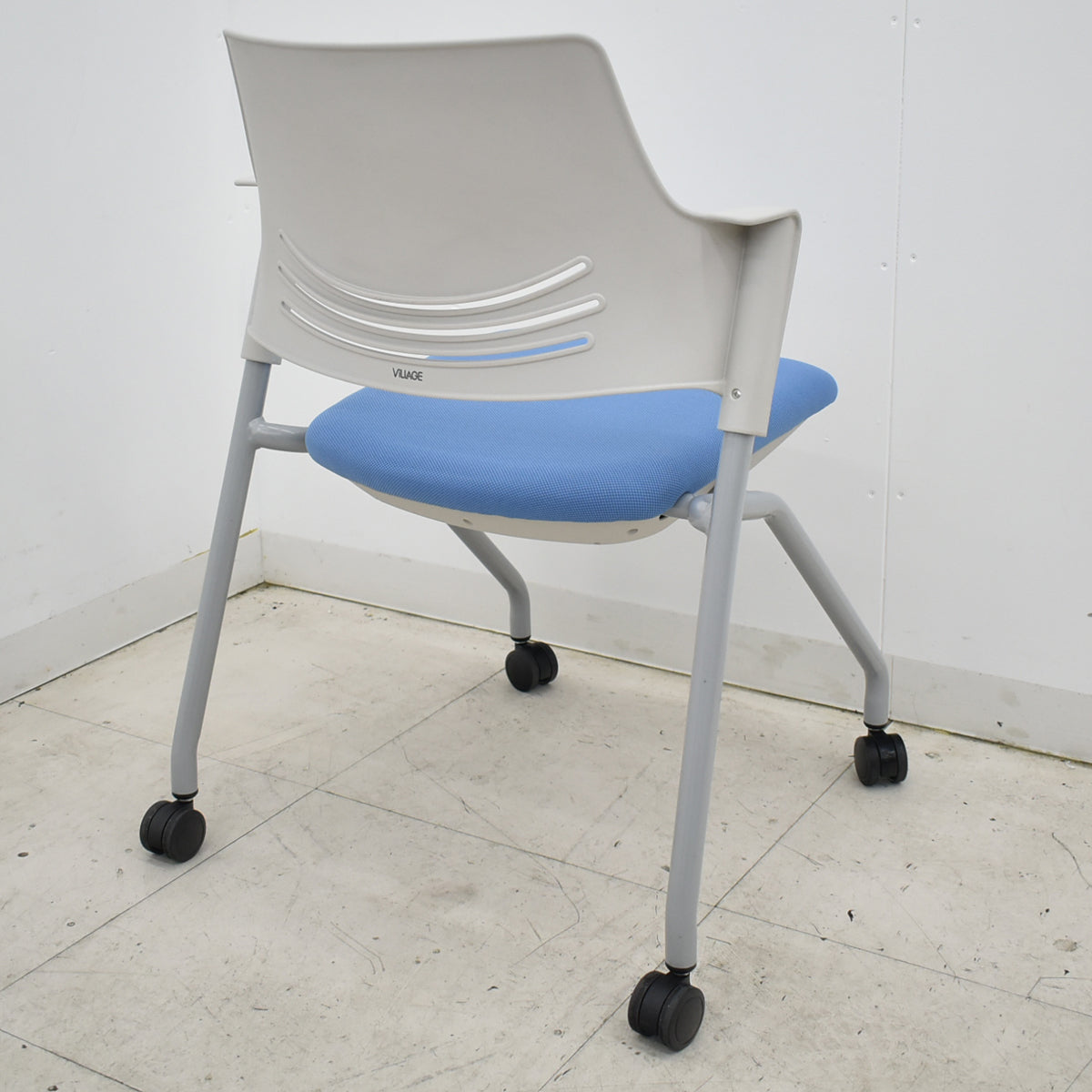 【中古】オカムラ　ビラージュ　ネスティングチェア　ミーティングチェア　キャスター付　2025112502【中古オフィス家具】