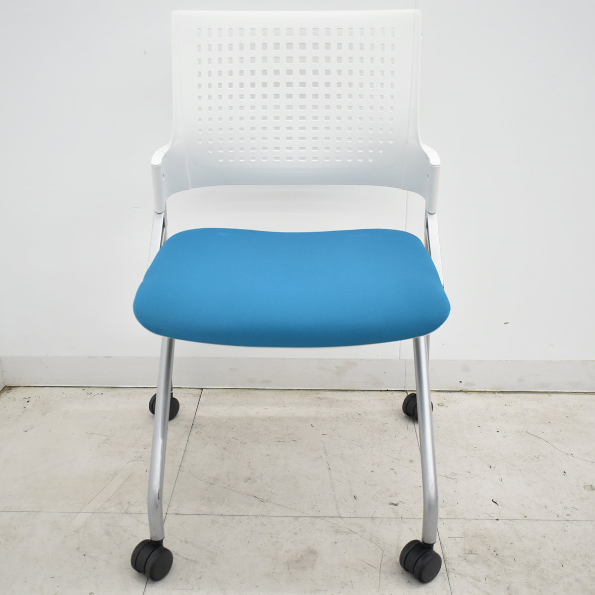 【中古】イトーキ　モノン　ミーティングチェア　ネスティングチェア　キャスター付　2025112503【中古オフィス家具】