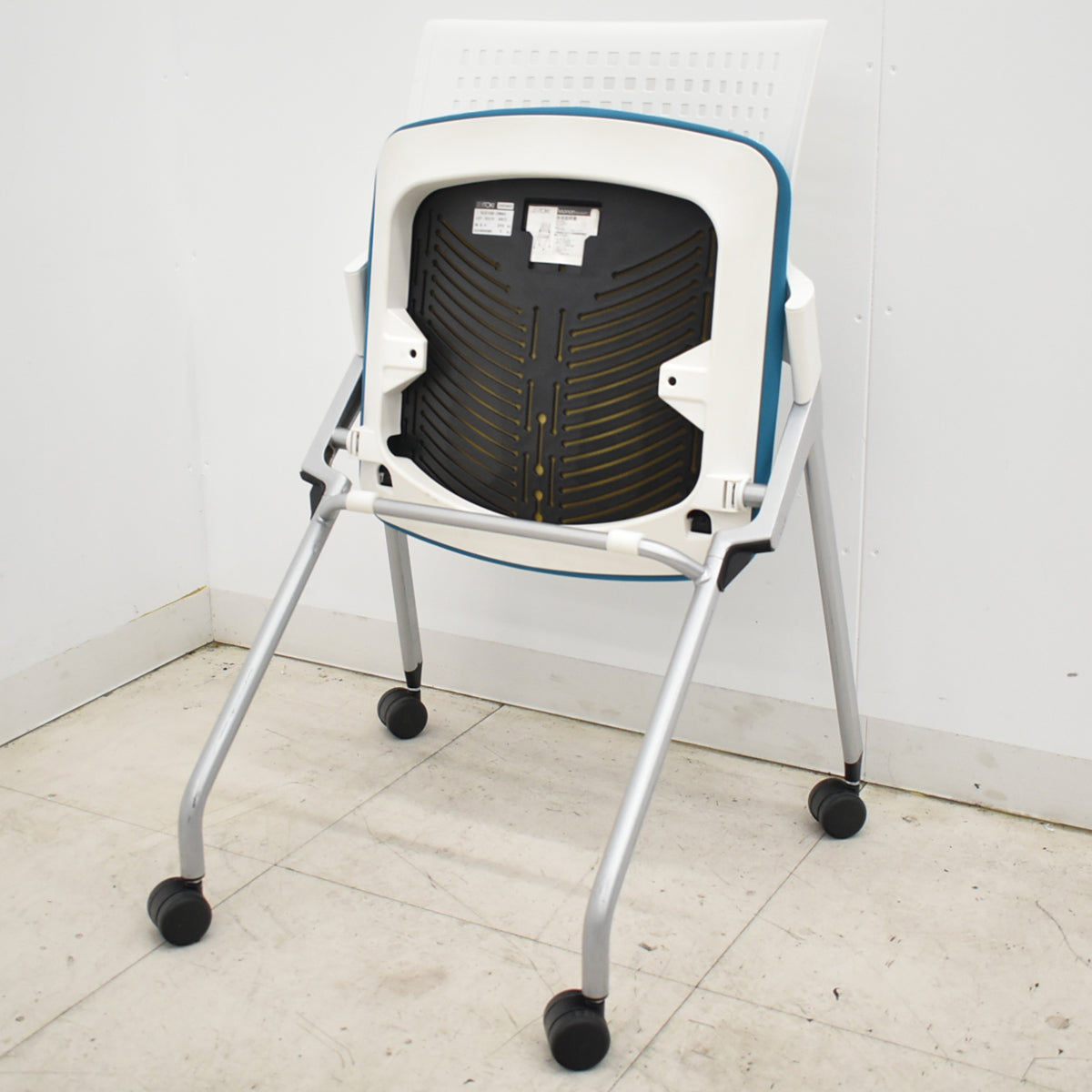 【中古】イトーキ　モノン　ミーティングチェア　ネスティングチェア　キャスター付　2025112503【中古オフィス家具】