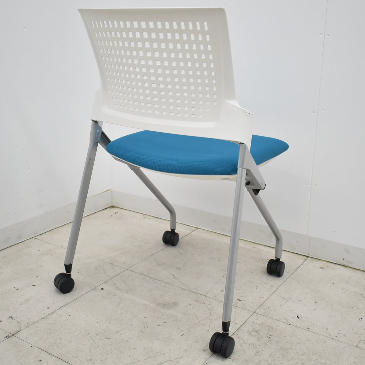 【中古】イトーキ　モノン　ミーティングチェア　ネスティングチェア　キャスター付　2025112503【中古オフィス家具】