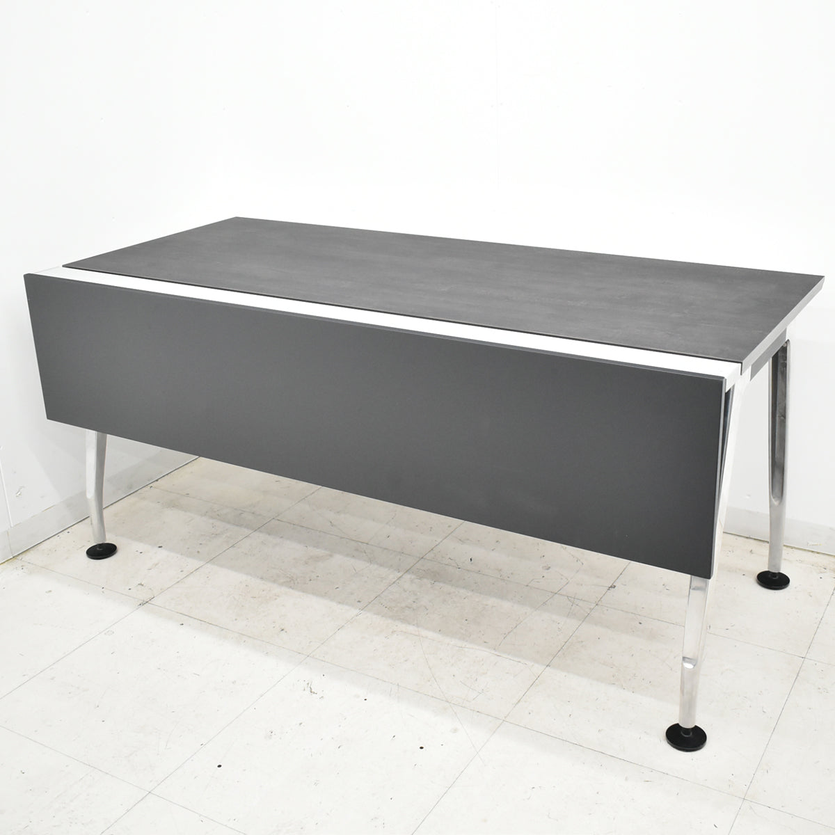 【中古】コクヨ　SAIBI　マネージメントデスク　ポリッシュ脚　2022年製　幕板付　幅1600　2025112601【中古オフィス家具】