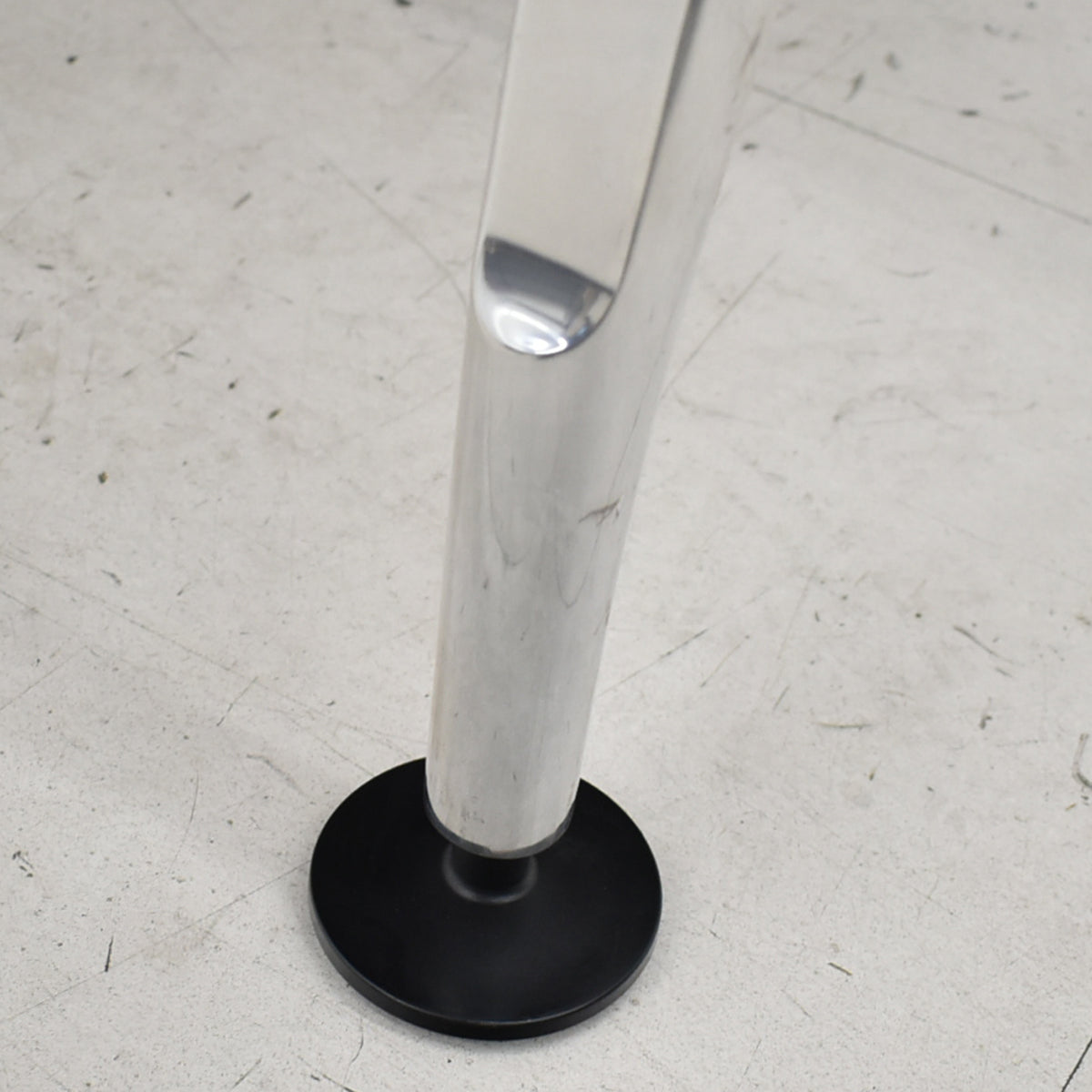 【中古】コクヨ　SAIBI　マネージメントデスク　ポリッシュ脚　2022年製　幕板付　幅1600　2025112601【中古オフィス家具】