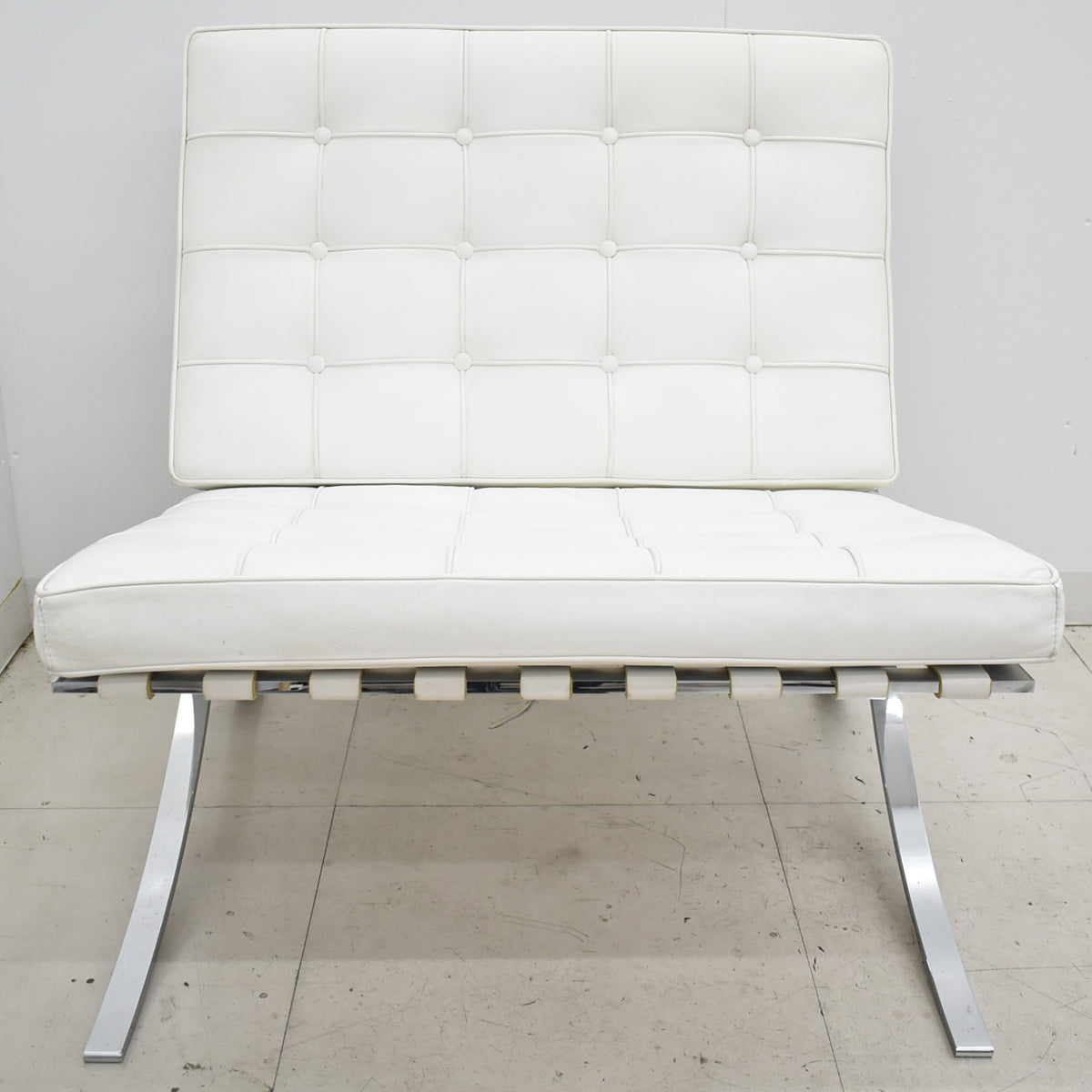 【中古】リプロダクト　バルセロナチェア　本革　ホワイト　幅780　2025112801【中古オフィス家具】