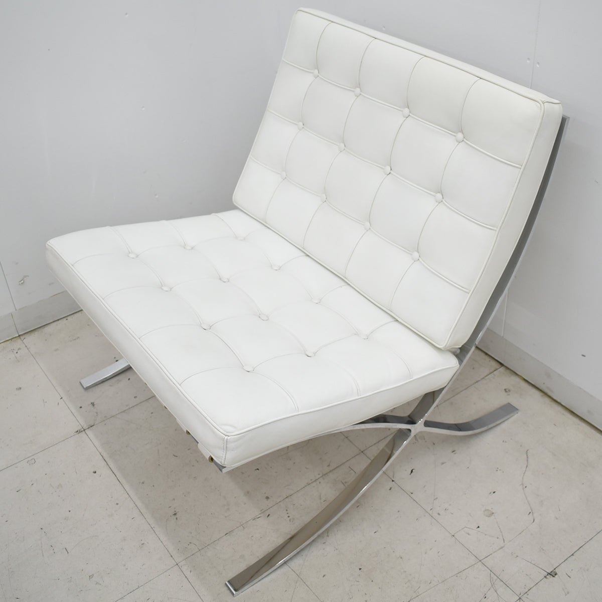 【中古】リプロダクト　バルセロナチェア　本革　ホワイト　幅780　2025112801【中古オフィス家具】