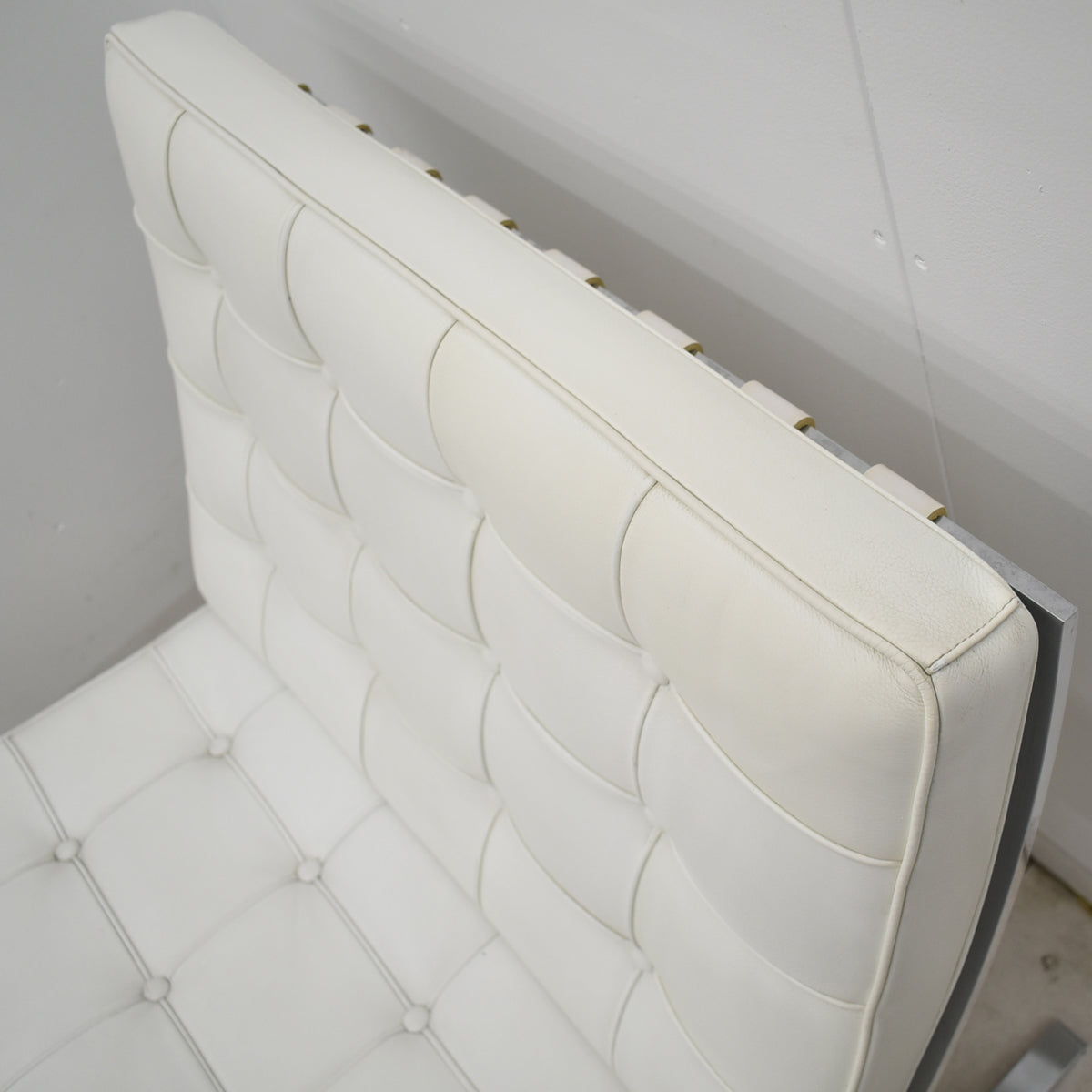 【中古】リプロダクト　バルセロナチェア　本革　ホワイト　幅780　2025112801【中古オフィス家具】