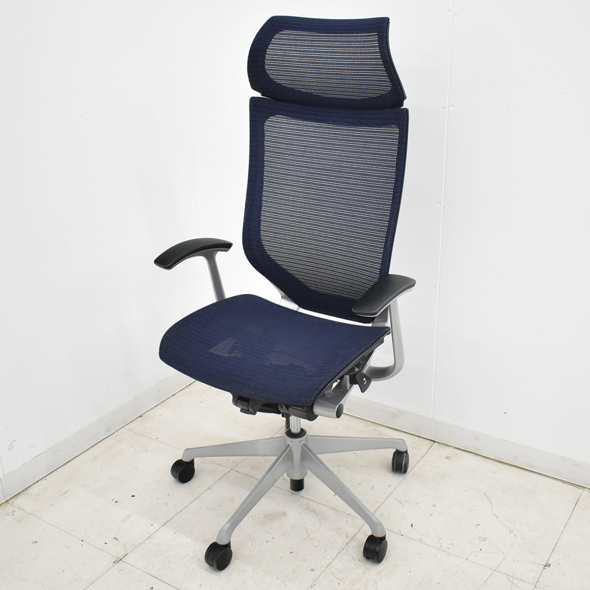 【中古】オカムラ　バロン　エクストラハイバック　ヘッドレスト　固定肘　ダークブルー　2025120101【中古オフィス家具】