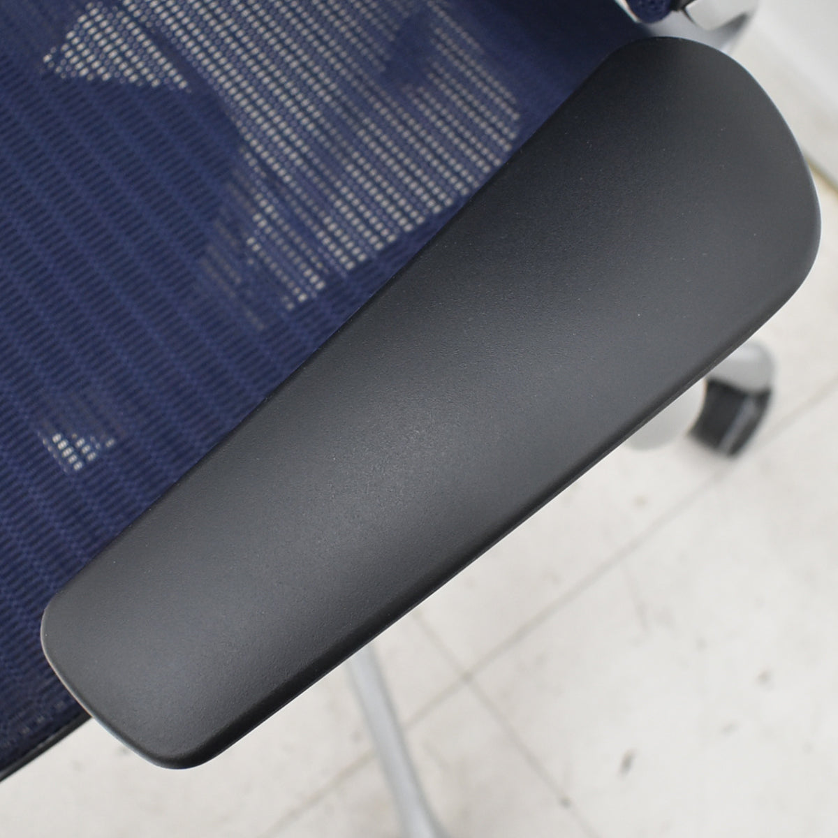 【中古】オカムラ　バロン　エクストラハイバック　ヘッドレスト　固定肘　ダークブルー　2025120101【中古オフィス家具】