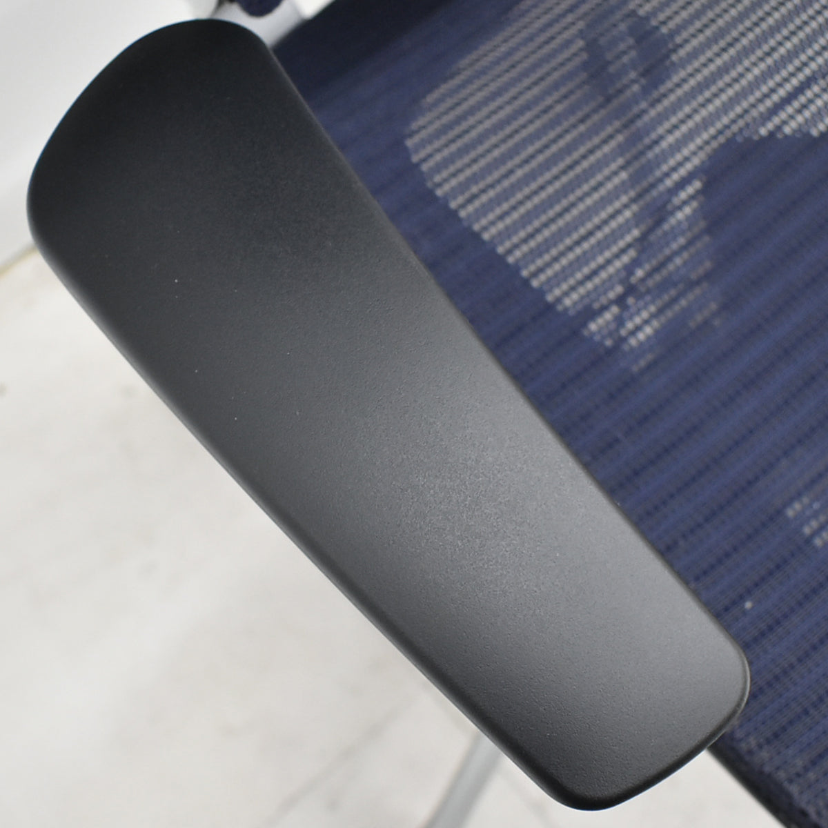 【中古】オカムラ　バロン　エクストラハイバック　ヘッドレスト　固定肘　ダークブルー　2025120101【中古オフィス家具】