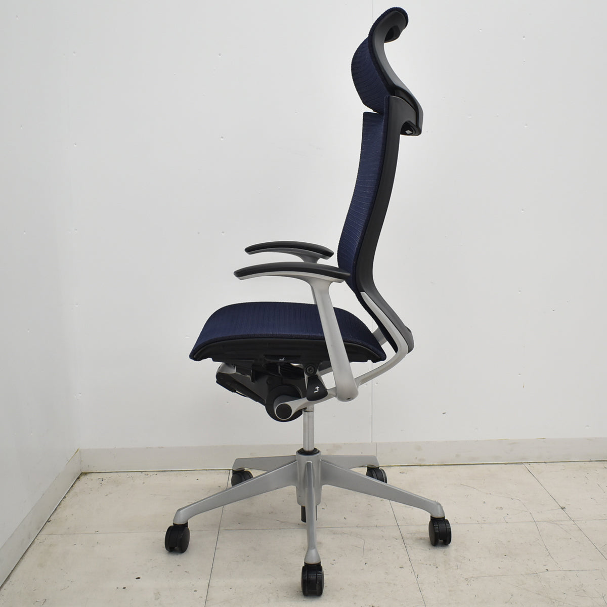 【中古】オカムラ　バロン　エクストラハイバック　ヘッドレスト　固定肘　ダークブルー　2025120101【中古オフィス家具】
