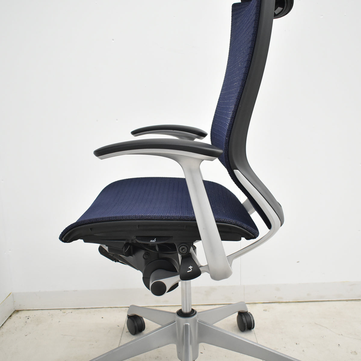 【中古】オカムラ　バロン　エクストラハイバック　ヘッドレスト　固定肘　ダークブルー　2025120101【中古オフィス家具】