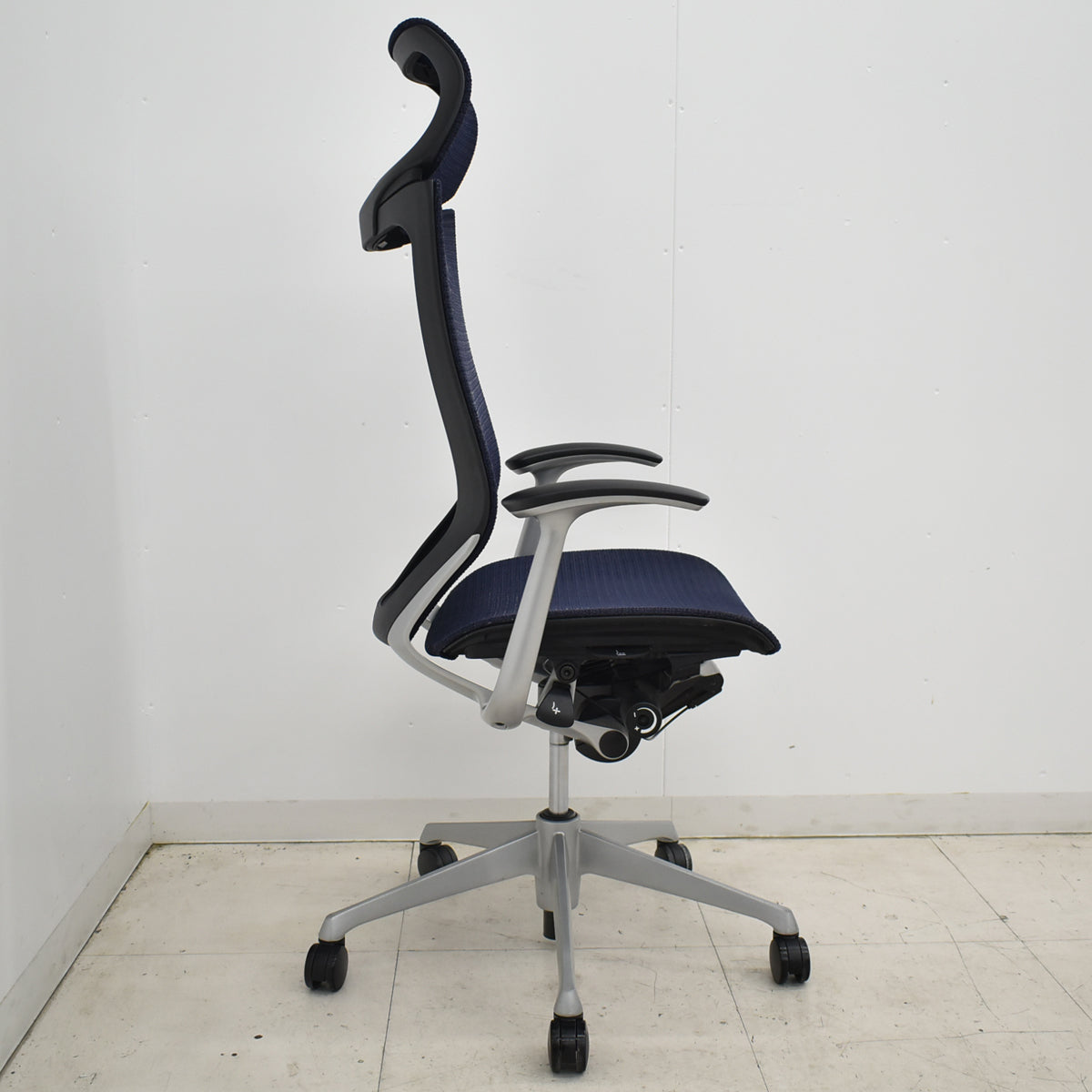 【中古】オカムラ　バロン　エクストラハイバック　ヘッドレスト　固定肘　ダークブルー　2025120101【中古オフィス家具】