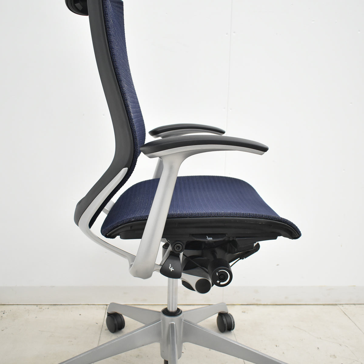 【中古】オカムラ　バロン　エクストラハイバック　ヘッドレスト　固定肘　ダークブルー　2025120101【中古オフィス家具】