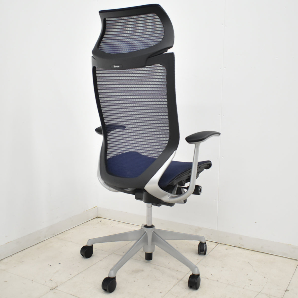 【中古】オカムラ　バロン　エクストラハイバック　ヘッドレスト　固定肘　ダークブルー　2025120101【中古オフィス家具】