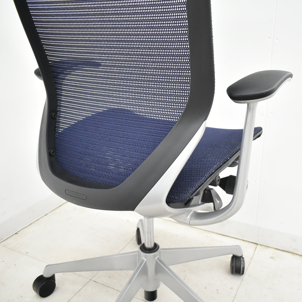 【中古】オカムラ　バロン　エクストラハイバック　ヘッドレスト　固定肘　ダークブルー　2025120101【中古オフィス家具】