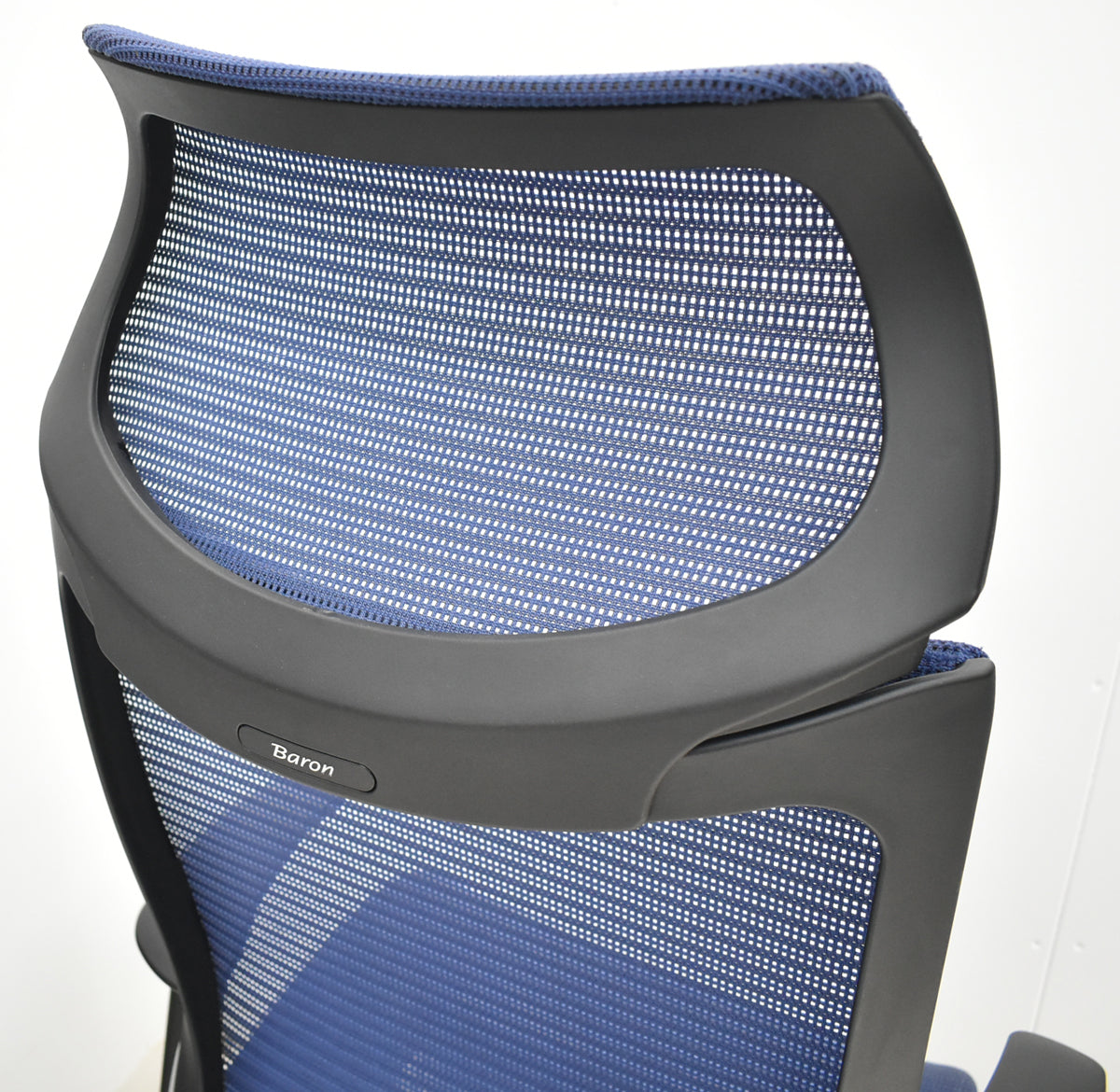 【中古】オカムラ　バロン　エクストラハイバック　ヘッドレスト　可動肘　ミディアムブルー　2025120102【中古オフィス家具】