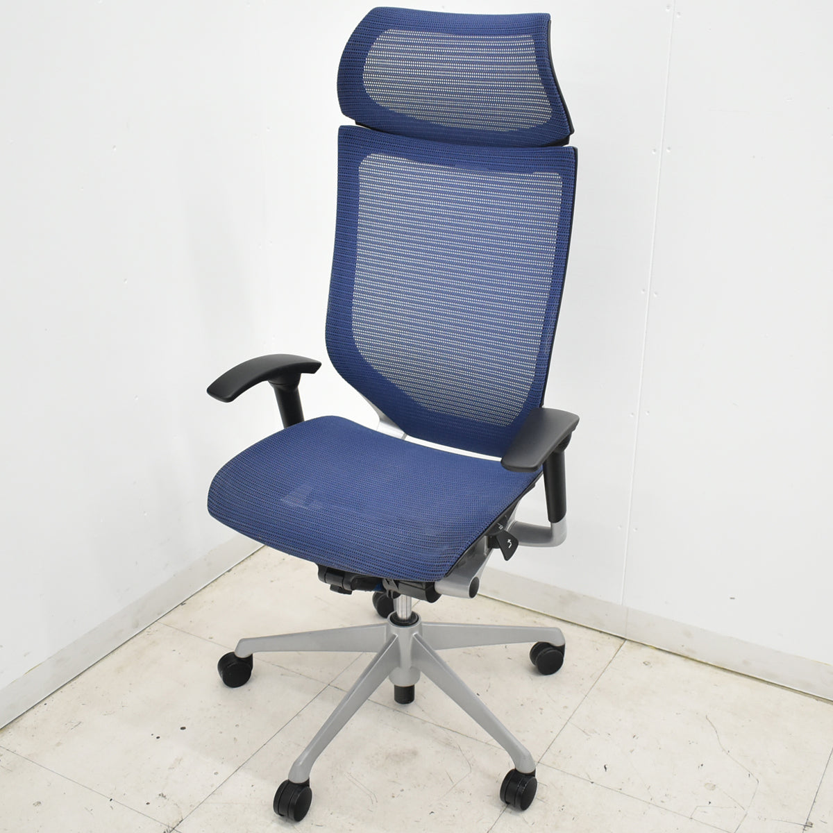 【中古】オカムラ　バロン　エクストラハイバック　ヘッドレスト　可動肘　ミディアムブルー　2025120102【中古オフィス家具】