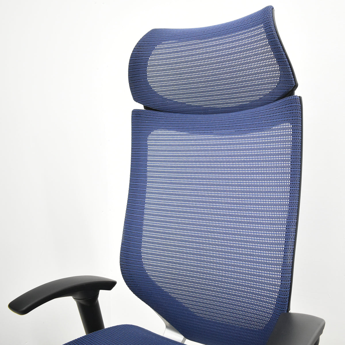 【中古】オカムラ　バロン　エクストラハイバック　ヘッドレスト　可動肘　ミディアムブルー　2025120102【中古オフィス家具】