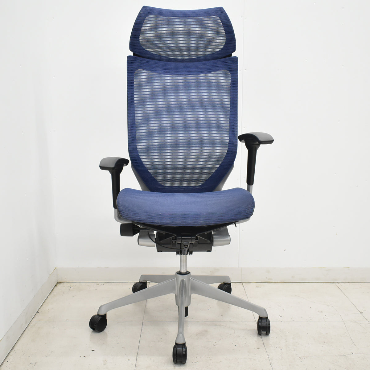 【中古】オカムラ　バロン　エクストラハイバック　ヘッドレスト　可動肘　ミディアムブルー　2025120102【中古オフィス家具】