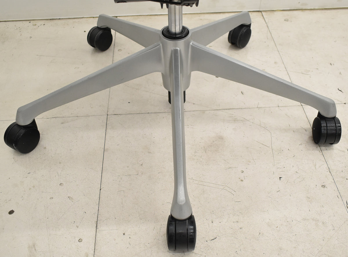 【中古】オカムラ　バロン　エクストラハイバック　ヘッドレスト　可動肘　ミディアムブルー　2025120102【中古オフィス家具】