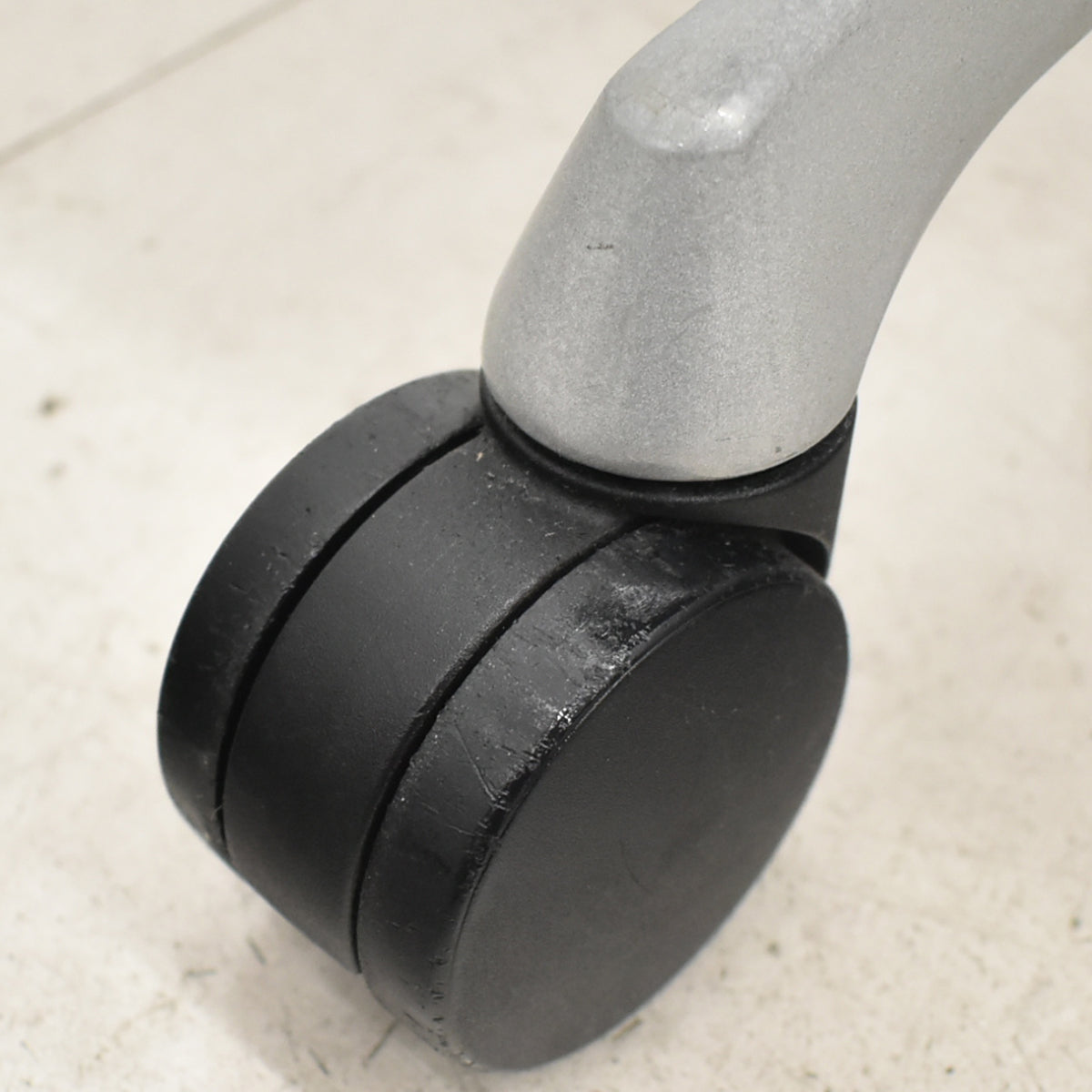 【中古】オカムラ　バロン　エクストラハイバック　ヘッドレスト　可動肘　ミディアムブルー　2025120102【中古オフィス家具】