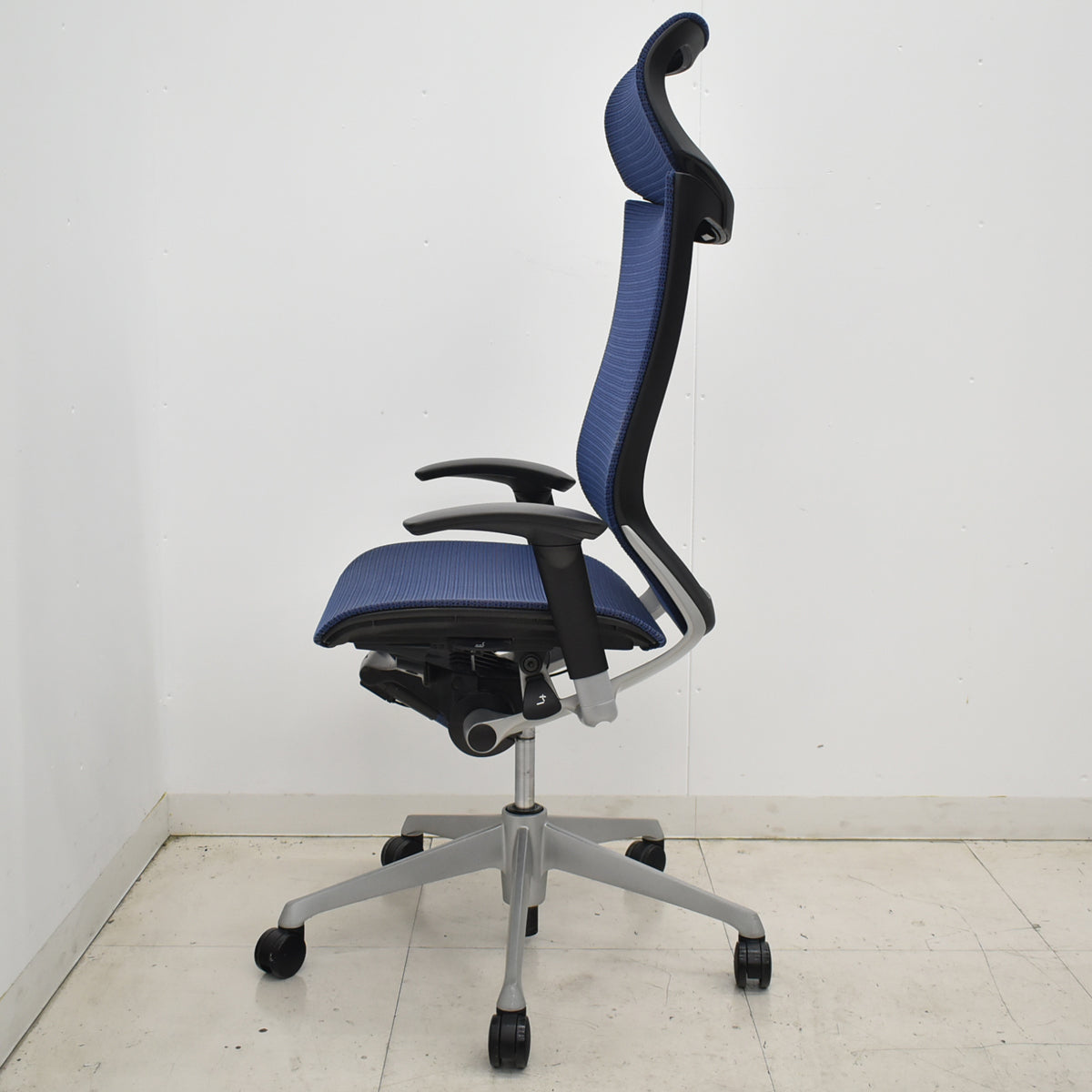 【中古】オカムラ　バロン　エクストラハイバック　ヘッドレスト　可動肘　ミディアムブルー　2025120102【中古オフィス家具】