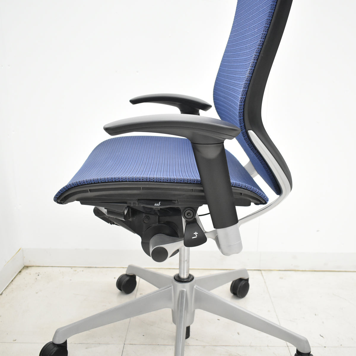 【中古】オカムラ　バロン　エクストラハイバック　ヘッドレスト　可動肘　ミディアムブルー　2025120102【中古オフィス家具】