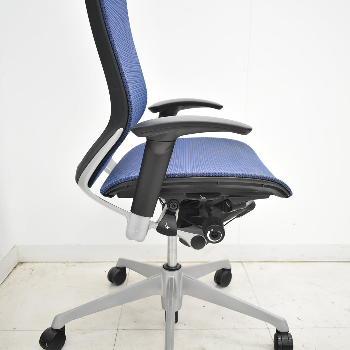 【中古】オカムラ　バロン　エクストラハイバック　ヘッドレスト　可動肘　ミディアムブルー　2025120102【中古オフィス家具】