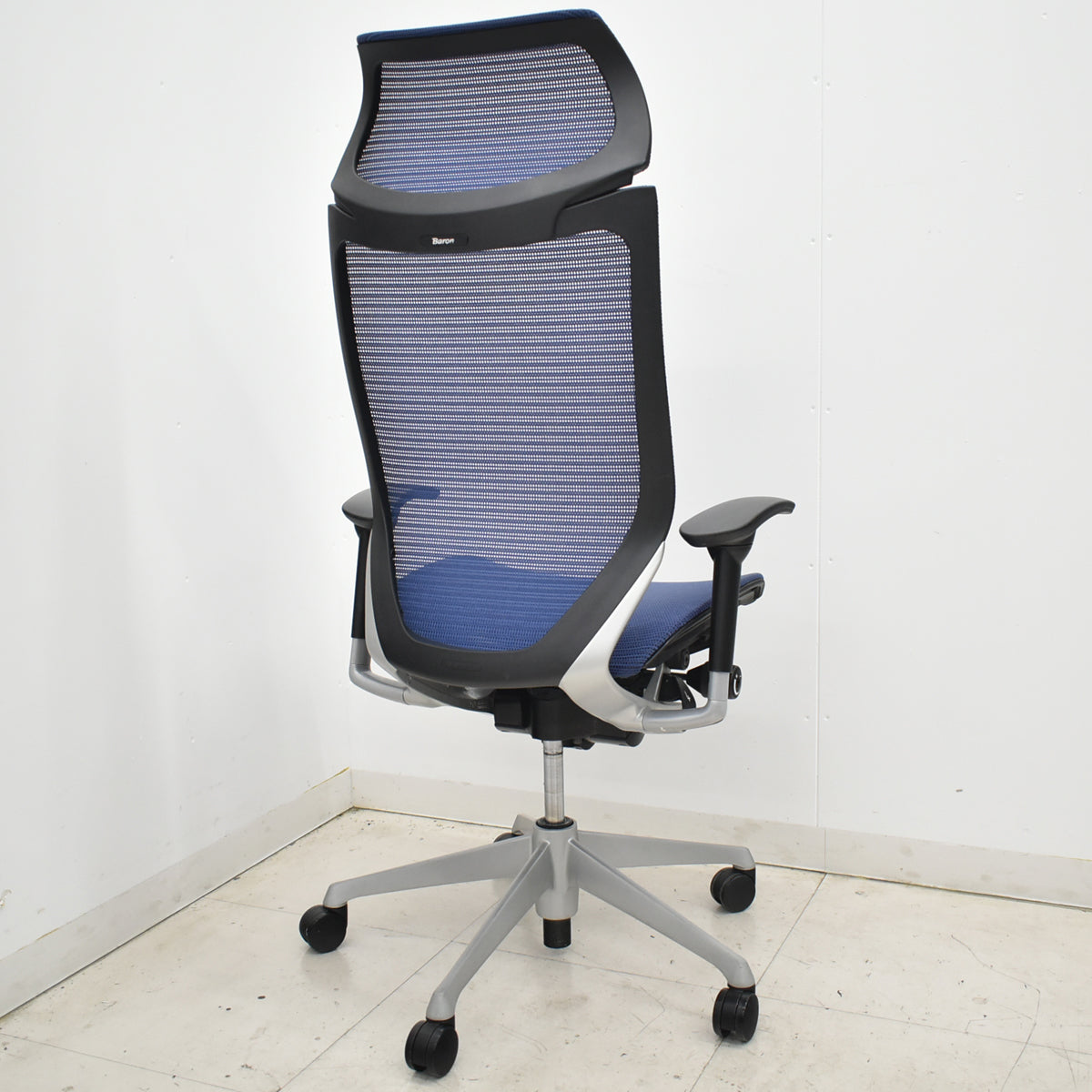 【中古】オカムラ　バロン　エクストラハイバック　ヘッドレスト　可動肘　ミディアムブルー　2025120102【中古オフィス家具】